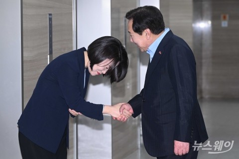 악수 나누는 이소영 중기부 장관 후보자·김기문 중기중앙회장