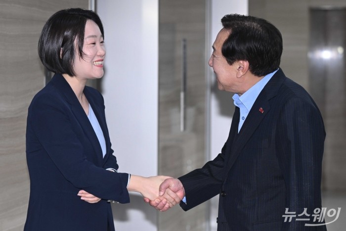 (왼쪽)이소영 중소벤처기업부 장관 후보자와 김기문 중소기업중앙회장이 4일 오전 서울 여의도 중소기업중앙회에서 차담회를 갖기 앞서 악수하고 있다. 사진=강민석 기자