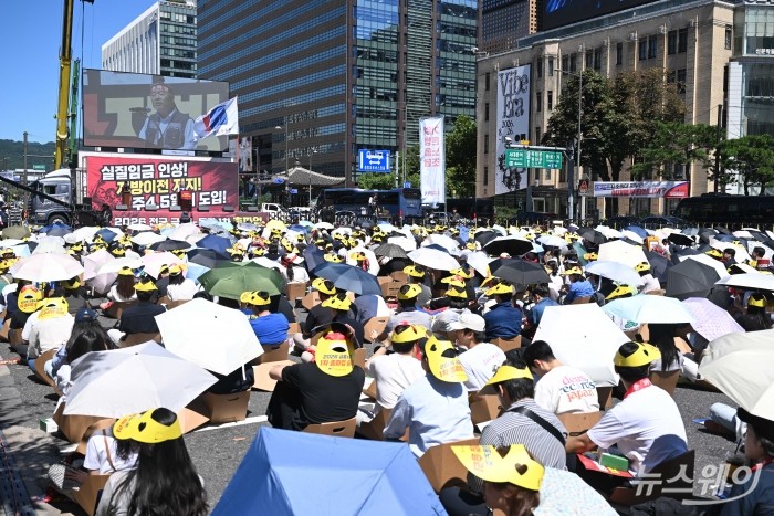 김동명 한국노총 위원장이 4일 서울 종로구 동화면세점 인근에서 열린 주 4.5일제 도입과 임금 인상, 금융기관 지방이전 중단 등을 요구하는 9·4 총파업에서 발언하고 있다. 사진=강민석 기자