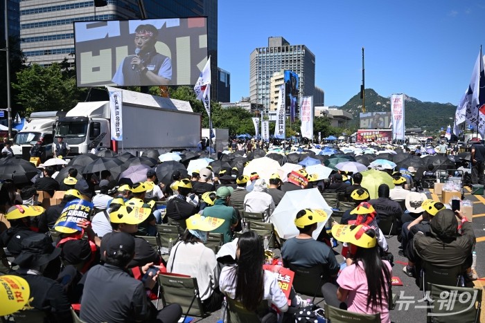양경수 민주노총 위원장이 4일 서울 종로구 동화면세점 인근에서 열린 주 4.5일제 도입과 임금 인상, 금융기관 지방이전 중단 등을 요구하는 9·4 총파업에서 발언하고 있다. 사진=강민석 기자