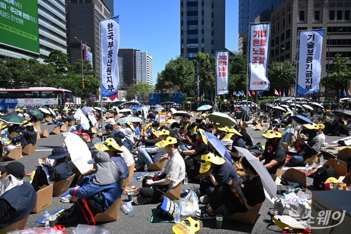 전국금융산업노동조합이 4일 서울 종로구 동화면세점 인근에서 주 4.5일제 도입과 임금 인상, 금융기관 지방이전 중단 등을 요구하는 9·4 총파업을 진행하고 있다. 사진=강민석 기자