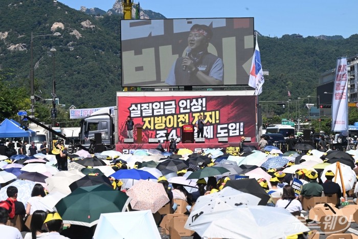 양경수 민주노총 위원장이 4일 서울 종로구 동화면세점 인근에서 열린 주 4.5일제 도입과 임금 인상, 금융기관 지방이전 중단 등을 요구하는 9·4 총파업에서 발언하고 있다. 사진=강민석 기자