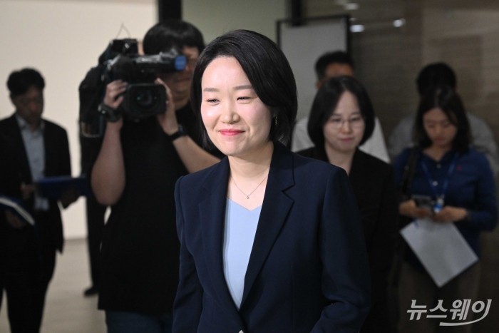이소영 중소벤처기업부 장관 후보자가 4일 오전 서울 여의도 중소기업중앙회에서 김기문 중소기업중앙회장과 차담회를 마친 뒤 나서고 있다. 사진=강민석 기자
