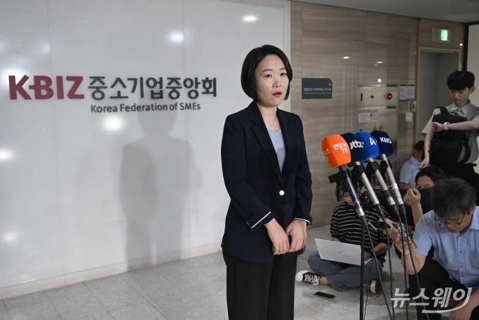 이소영 중소벤처기업부 장관 후보자가 4일 오전 서울 여의도 중소기업중앙회에서 김기문 중소기업중앙회장과 차담회를 마친 뒤 취재진의 질문에 답변하고 있다. 사진=강민석 기자