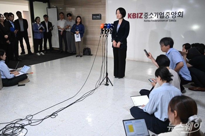 이소영 중소벤처기업부 장관 후보자가 4일 오전 서울 여의도 중소기업중앙회에서 김기문 중소기업중앙회장과 차담회를 마친 뒤 취재진의 질문에 답변하고 있다. 사진=강민석 기자