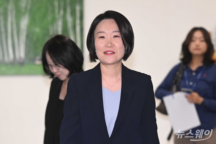 이소영 중소벤처기업부 장관 후보자가 4일 오전 서울 여의도 중소기업중앙회에서 김기문 중소기업중앙회장과 차담회를 마친 뒤 나서고 있다. 사진=강민석 기자