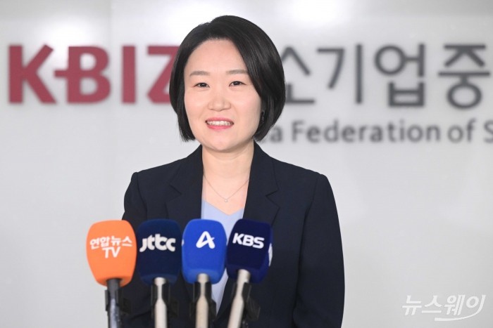 이소영 중소벤처기업부 장관 후보자가 4일 오전 서울 여의도 중소기업중앙회에서 김기문 중소기업중앙회장과 차담회를 마친 뒤 취재진의 질문에 답변하고 있다. 사진=강민석 기자