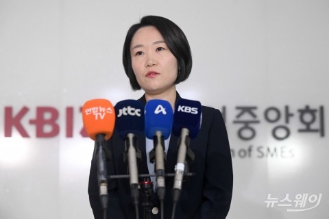 질의 답변하는 이소영 중기부 장관 후보자