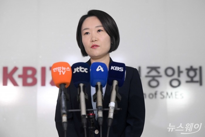 이소영 중소벤처기업부 장관 후보자가 4일 오전 서울 여의도 중소기업중앙회에서 김기문 중소기업중앙회장과 차담회를 마친 뒤 취재진의 질문에 답변하고 있다. 사진=강민석 기자