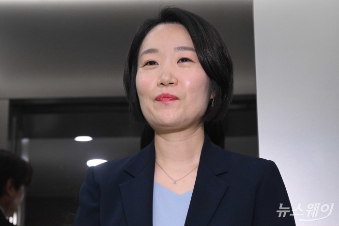 이소영 중소벤처기업부 장관 후보자가 4일 오전 서울 여의도 중소기업중앙회에서 김기문 중소기업중앙회장과 차담회를 마친 뒤 나서고 있다. 사진=강민석 기자