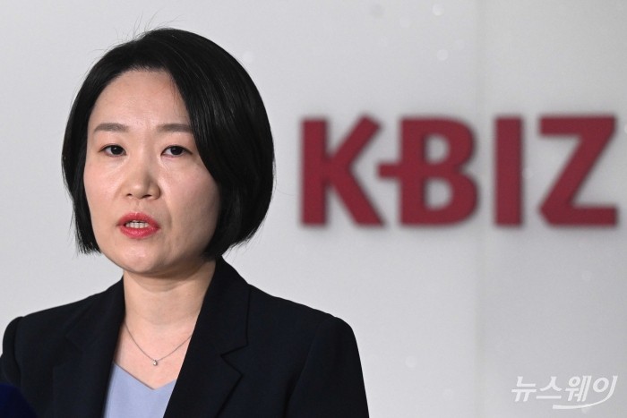 이소영 중소벤처기업부 장관 후보자가 4일 오전 서울 여의도 중소기업중앙회에서 김기문 중소기업중앙회장과 차담회를 마친 뒤 취재진의 질문에 답변하고 있다. 사진=강민석 기자