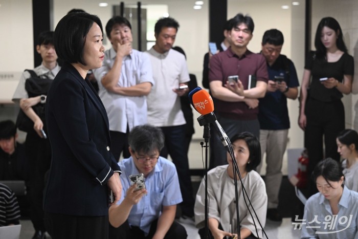이소영 중소벤처기업부 장관 후보자가 4일 오전 서울 여의도 중소기업중앙회에서 김기문 중소기업중앙회장과 차담회를 마친 뒤 취재진의 질문에 답변하고 있다. 사진=강민석 기자