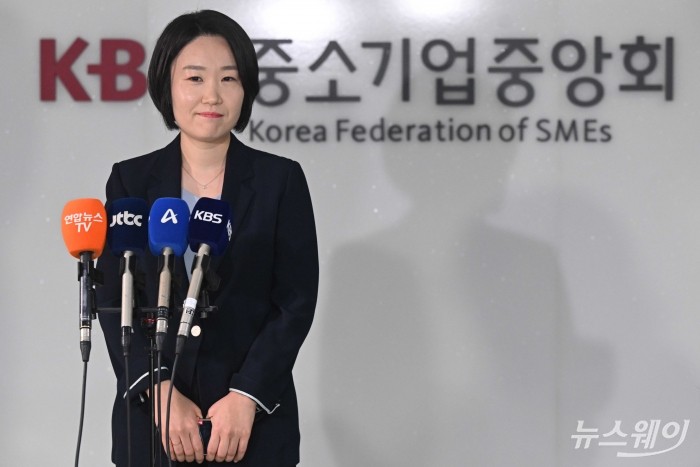 이소영 중소벤처기업부 장관 후보자가 4일 오전 서울 여의도 중소기업중앙회에서 김기문 중소기업중앙회장과 차담회를 마친 뒤 취재진의 질문을 경청하고 있다. 사진=강민석 기자