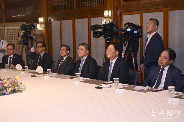 (오른쪽 첫 번째)김태균 진흥기업 대표이사, 박상신 DL이앤씨 대표이사, 김태진 GS건설 대표이사, 김해근 중흥토건 대표이사, 우정석 신안건설 대표이사, 김수경 글로스타그룹 회장이 4일 오후 서울 종로구 총리공관에서 열린 주택건설·개발업계 간담회에 참석해 한성숙 국무총리의 모두발언을 경청하고 있다. 사진=강민석 기자