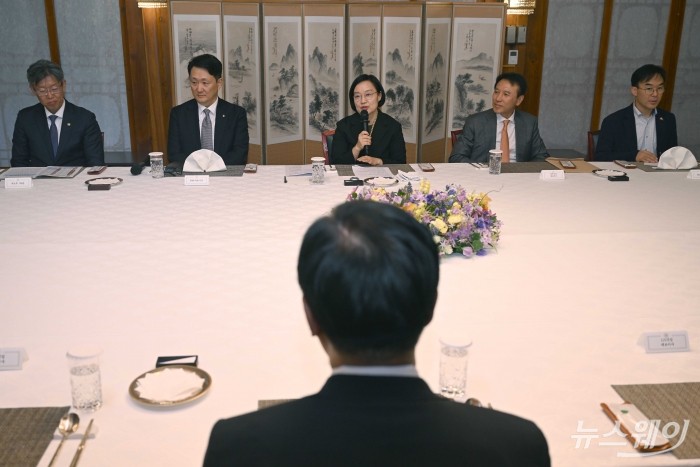 한성숙 국무총리가 4일 오후 서울 종로구 총리공관에서 열린 주택건설·개발업계 간담회에서 모두발언을 하고 있다. (왼쪽부터)김이탁 국토교통부 1차관, 김우석 한화건설부문 대표이사, 한 국무총리, 윤진오 동부건설 대표이사, 채이배 국무총리 비서실장. 사진=강민석 기자