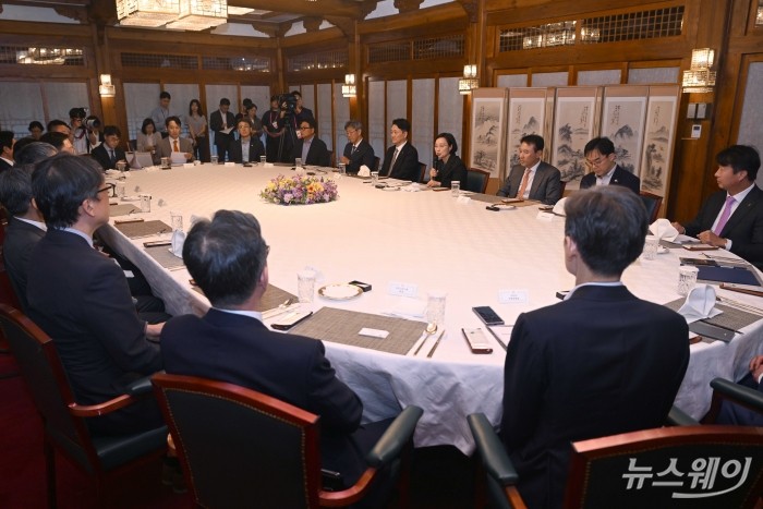 한성숙 국무총리가 4일 오후 서울 종로구 총리공관에서 열린 주택건설·개발업계 간담회에서 모두발언을 하고 있다. 사진=강민석 기자