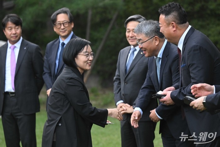 한성숙 국무총리가 4일 오후 서울 종로구 총리공관에서 열린 주택건설·개발업계 간담회에서 업계 관련 대표들과 인사를 나누고 있다. 사진=강민석 기자