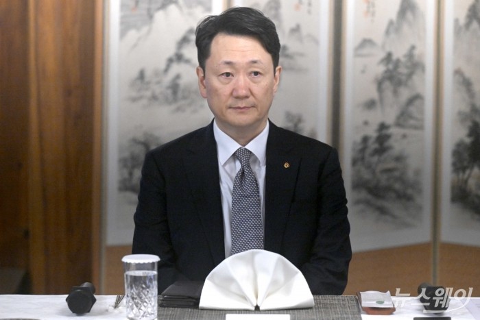 김우석 한화건설부문 대표이사가 4일 오후 서울 종로구 총리공관에서 열린 주택건설·개발업계 간담회에 참석해 한성숙 국무총리의 모두발언을 경청하고 있다. 사진=강민석 기자