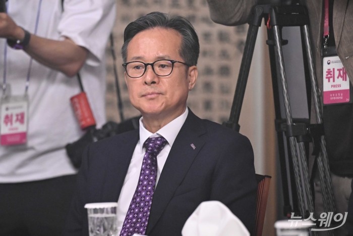 김수경 글로스타그룹 회장이 4일 오후 서울 종로구 총리공관에서 열린 주택건설·개발업계 간담회에 참석해 한성숙 국무총리의 모두발언을 경청하고 있다. 사진=강민석 기자
