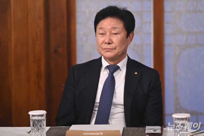 지재기 명성종합건설 대표이사가 4일 오후 서울 종로구 총리공관에서 열린 주택건설·개발업계 간담회에 참석해 한성숙 국무총리의 모두발언을 경청하고 있다. 사진=강민석 기자