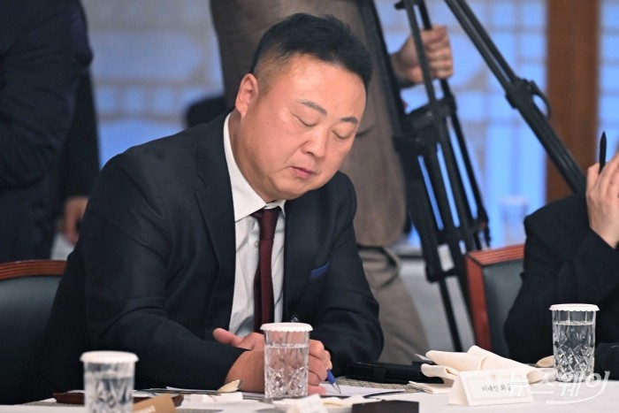 정주영 미래인 회장이 4일 오후 서울 종로구 총리공관에서 열린 주택건설·개발업계 간담회에 참석해 한성숙 국무총리의 모두발언을 경청하며 필기를 하고 있다. 사진=강민석 기자