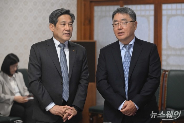 (오른쪽)김태진 GS건설 대표이사와 김해근 중흥토건 대표이사가 4일 오후 서울 종로구 총리공관에서 열린 주택건설·개발업계 간담회에 참석해 대화하고 있다. 사진=강민석 기자