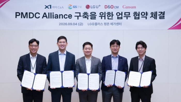 LG유플러스가 지난 4일 경기 안양시 평촌메가센터에서 GS건설, 자이C&A, 간삼건축, D&O CM과 'PMDC 얼라이언스 구축을 위한 업무협약(MOU)'을 체결했다. (왼쪽부터)김욱수 자이C&A대표, 허윤홍 GS건설 대표, 홍범식 LG유플러스 대표, 이영호 D&O CM 대표, 박무찬 간삼건축 총괄대표 출처=LG유플러스 제공