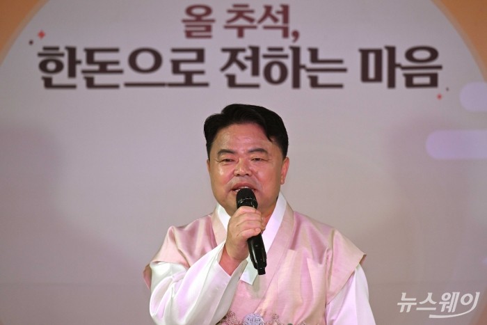 이기홍 한돈자조금관리위원장이 7일 오전 서울 동대문구 동네극장에서 추석 맞이 한돈 선물세트를 소개하고 있다. 사진=강민석 기자