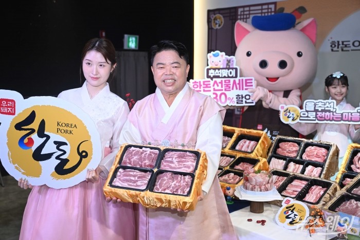 (중앙)이기홍 한돈자조금관리위원장과 모델들이 7일 오전 서울 동대문구 동네극장에서 추석 맞이 한돈 선물세트를 선보이고 있다. 사진=강민석 기자