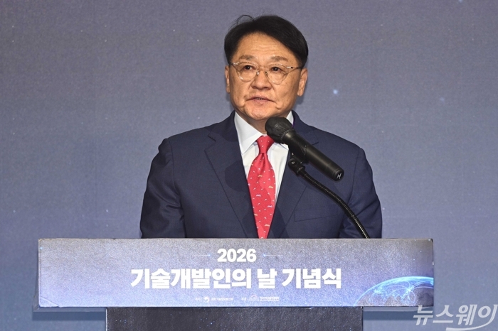 구자균 한국산업기술진흥협회장이 7일 오후 서울 여의도 페어몬트 앰배서더 호텔에서 열린 기술개발인의날 기념식에서 개회사를 하고 있다.사진=강민석 기자
