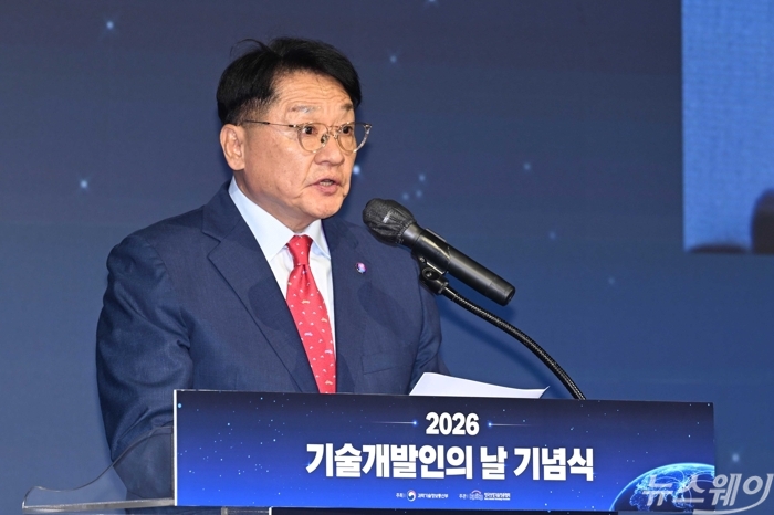 구자균 한국산업기술진흥협회장이 7일 오후 서울 여의도 페어몬트 앰배서더 호텔에서 열린 기술개발인의날 기념식에서 개회사를 하고 있다. 사진=강민석 기자