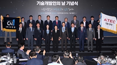 기술개발인들과 기념촬영 갖는 한성숙 국무총리