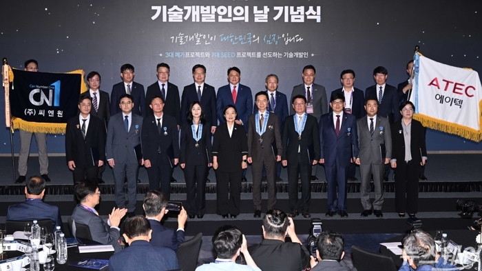 (앞 줄 왼쪽 다섯 번째)한성숙 국무총리를 비롯한 수상자들이 7일 오후 서울 여의도 페어몬트 앰배서더 호텔에서 열린 기술개발인의날 기념식에서 기념촬영을 하고 있다.사진=강민석 기자
