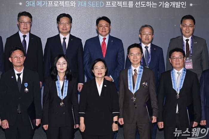 (앞 줄 왼쪽 세 번째)한성숙 국무총리를 비롯한 수상자들이 7일 오후 서울 여의도 페어몬트 앰배서더 호텔에서 열린 기술개발인의날 기념식에서 기념촬영을 하고 있다. 사진=강민석 기자