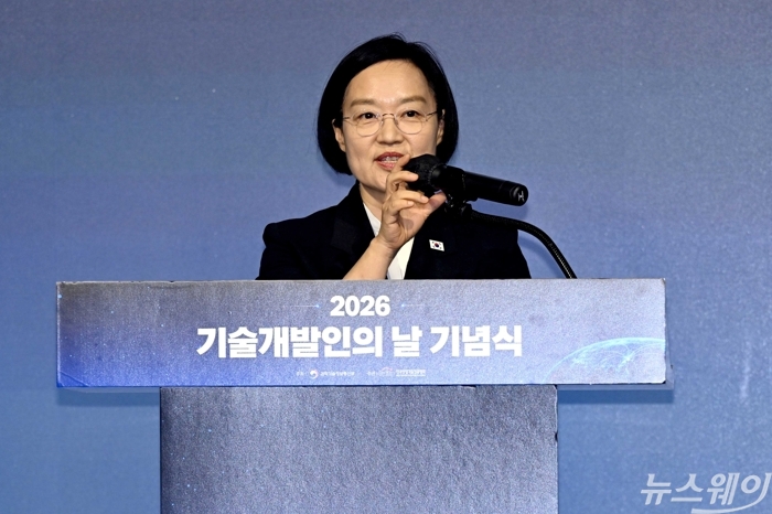 한성숙 국무총리가 7일 오후 서울 여의도 페어몬트 앰배서더 호텔에서 열린 기술개발인의날 기념식에서 기념사를 하고 있다. 사진=강민석 기자