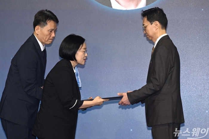 한성숙 국무총리가 7일 오후 서울 여의도 페어몬트 앰배서더 호텔에서 열린 기술개발인의날 기념식에서 이진엽 삼성전자 부사장에게 과학기술훈장 혁신장을 전수하고 있다. 사진=강민석 기자