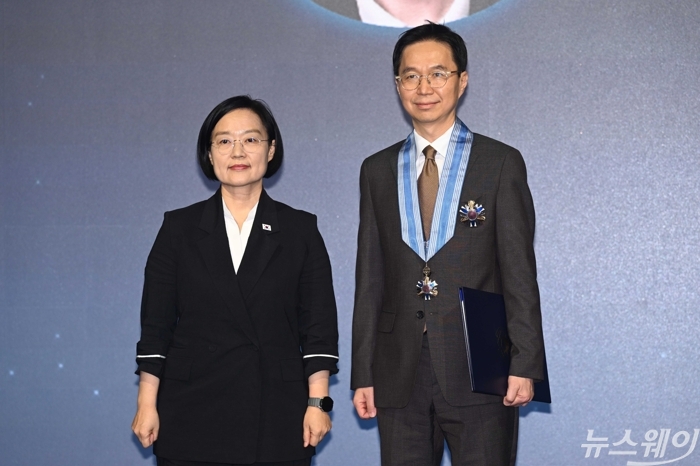 한성숙 국무총리가 7일 오후 서울 여의도 페어몬트 앰배서더 호텔에서 열린 기술개발인의날 기념식에서 이진엽 삼성전자 부사장에게 과학기술훈장 혁신장을 전수한 뒤 기념촬영을 하고 있다. 사진=강민석 기자