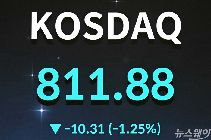 코스닥 종가가 8일 오후 서울 여의도 한국거래소 현황판에 전 거래일 대비 10.31포인트(1.25%) 내린 811.88로 보이고 있다. 사진=강민석 기자
