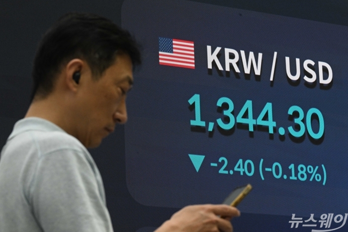 원·달러 환율이 8일 오후 서울 여의도 한국거래소 현황판에 전 거래일 대비 2.40포인트(0.18%) 내린 1344.30원으로 보이고 있다. 사진=강민석 기자