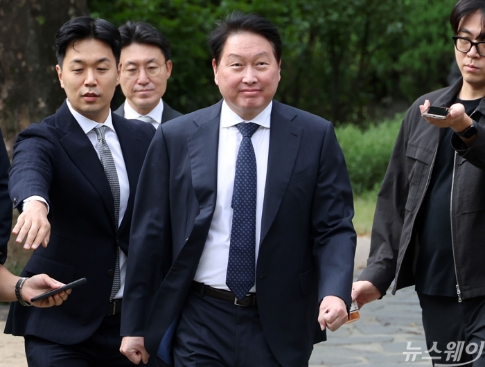 최태원 대한상의 회장이 9일 국회 사랑재에서 열린 '국회 경제대도약위원회 출범식' 에 참석하고 있다. 사진=이수길 기자