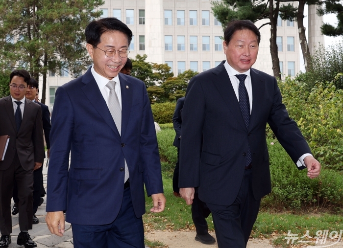 조정식 국회의장(왼쪽)과 최태원 대한상공회의소 회장이 9일 서울 여의도 국회 사랑재에서 열린 '국회 경제대도약위원회 출범식' 에 참석하고 있다. 사진=이수길 기자