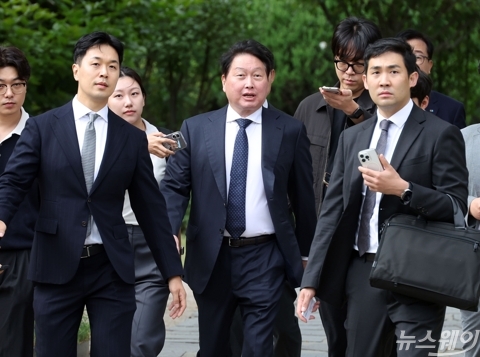 국회 사랑재 들어서는 최태원 대한상의회장 