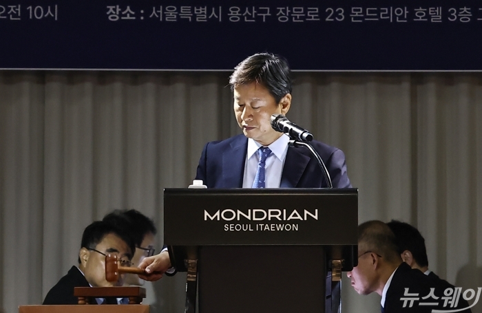 박기덕 고려아연 대표이사가 9일 오전 서울 용산구 몬드리안 호텔에서 열린 제53기 고려아연 임시 주주총회에서 의사봉을 두드리고 있다. 사진=강민석 기자