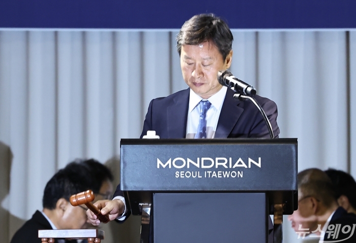 박기덕 고려아연 대표이사가 9일 오전 서울 용산구 몬드리안 호텔에서 열린 제53기 고려아연 임시 주주총회에서 의사봉을 두드리고 있다. 사진=강민석 기자