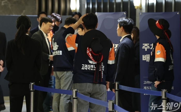 전국금속노조연맹 고려아연노동조합원들이 9일 오전 서울 용산구 몬드리안 호텔에서 열린 제53기 고려아연 임시 주주총회에 참석하기 위해 줄을 서고 있다. 사진=강민석 기자