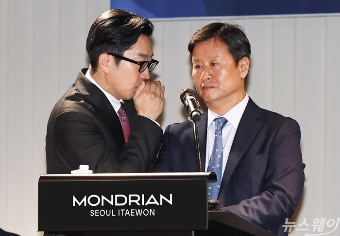 박기덕 고려아연 대표이사가 9일 오전 서울 용산구 몬드리안 호텔에서 열린 제53기 고려아연 임시 주주총회에서 관계자와 대화하고 있다. 사진=강민석 기자