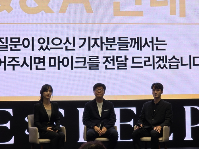 김윤미 한독 전무(왼쪽부터), 강성지 웰트 대표, 이동헌 에이슬립 대표가 9일 서울시 강남구 SJ 쿤스트할레에서 열린 '한독 RE:SLEEP 심포지엄'에서 질의응답을 진행하고 있다. 사진=이병현 기자