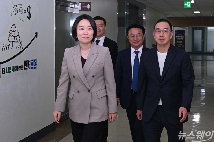 이소영 중소벤처기업부 장관 후보자와 송병준 벤처기업협회장이 10일 오전 서울 구로구 벤처기업협회에서 열린 창업·벤처 분야 협·단체 간담회에 참석하기 위해 이동하고 있다. 사진=강민석 기자