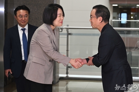 악수 나누는 이소영 중기장관 후보자·송병준 벤처협회장