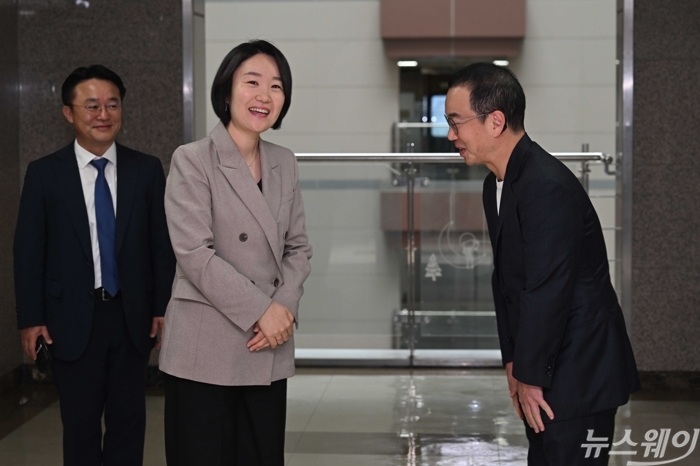 (왼쪽)이소영 중소벤처기업부 장관 후보자가 10일 오전 서울 구로구 벤처기업협회에서 열린 창업·벤처 분야 협·단체 간담회에 참석하기 앞서 송병준 벤처기업협회장과 만나 대화하고 있다. 사진=강민석 기자